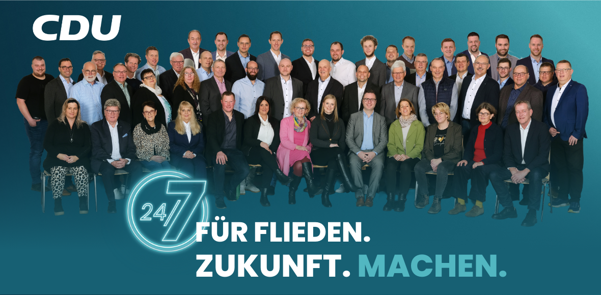 Gruppe von ca. 50 Personen mit Slogan: 24/7 Für Flieden. Zukunft. Machen.