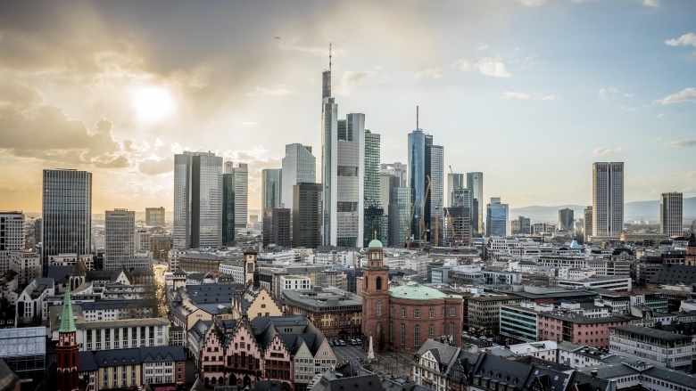Luftbild von Frankfurt mit Römer und Paulskirche im Vordergrund und Skyline im Hintergrund