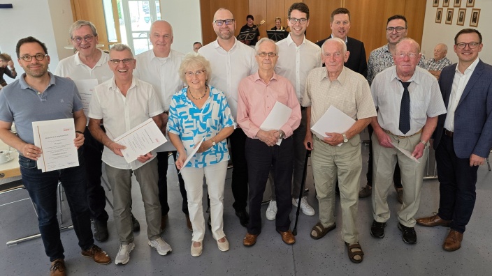 Geehrte Parteimitglieder mit CDU-Kreisvorsitzendem Frederik Schmitt, Bürgermeister Christopher Gärtner, Gemeindeverbandsvorsitzendem Dr. Sebastian Huber und Landtagsabgeordneten Sebastian Müller
