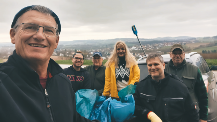 Sechs Mitglieder und Mandatsträger der CDU nach Osterputz. Im Hintergrund ist Flieden zu sehen.