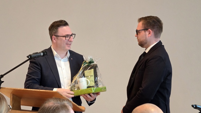 Bürgermeister Gärtner überreicht Philipp Manusch einen Präsentkorb