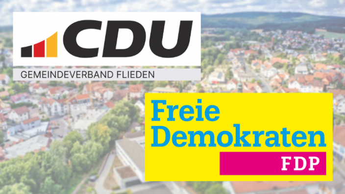 Logos von CDU und FDP vor einem verschwommenen Luftbild des Ortskerns von Flieden