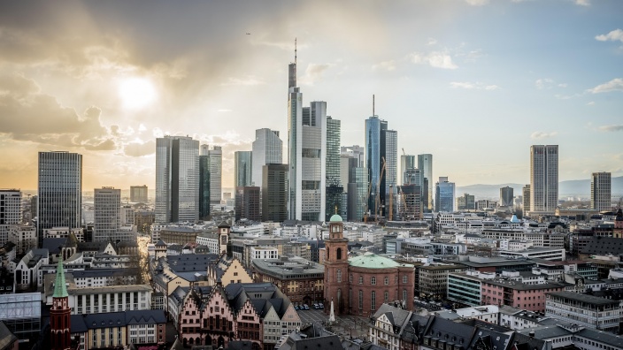 Frankfurt Skyline Luftbild von Frankfurt mit Römer und Paulskirche im Vordergrund und Skyline im Hintergrund